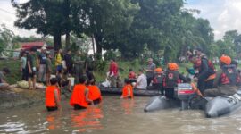 Tim Yustisi Dinas Lingkungan Hidup (DLH) Kota Surabaya saat patroli pengawasan di Kali Surabaya, Rabu (27/5/2026).