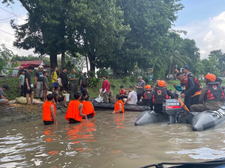 Tim Yustisi Dinas Lingkungan Hidup (DLH) Kota Surabaya saat patroli pengawasan di Kali Surabaya, Rabu (27/5/2026).
