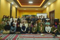 Foto bersama pemateri, mahasiswa dan peserta pelatihan/dok.bicarasurabaya.com