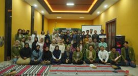 Foto bersama pemateri, mahasiswa dan peserta pelatihan/dok.bicarasurabaya.com