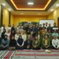 Foto bersama pemateri, mahasiswa dan peserta pelatihan/dok.bicarasurabaya.com