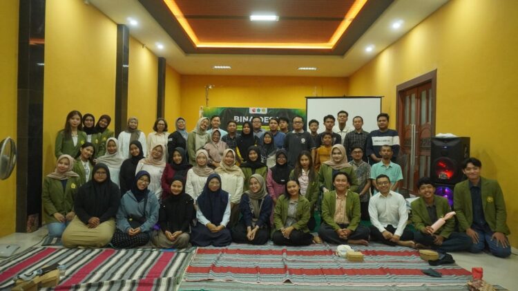 Foto bersama pemateri, mahasiswa dan peserta pelatihan/dok.bicarasurabaya.com