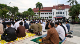 Salat Iduladha 1447 Hijriah di Halaman Balai Kota Surabaya, Rabu (27/5/2026) pagi.