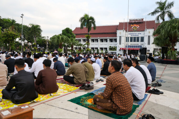 Salat Iduladha 1447 Hijriah di Halaman Balai Kota Surabaya, Rabu (27/5/2026) pagi.