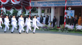 Hari pertama sebagai Pelaksana Harian (plh) Wali Kota Surabaya, Armuji pimpin upacara Hari Kebangkitan Nasional di Taman Surya Balai Kota Surabaya. (Foto: Diskominfo Surabaya)