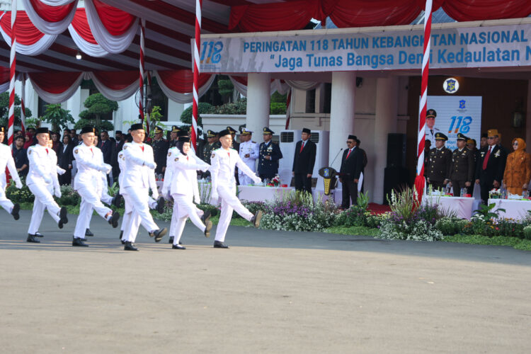 Hari pertama sebagai Pelaksana Harian (plh) Wali Kota Surabaya, Armuji pimpin upacara Hari Kebangkitan Nasional di Taman Surya Balai Kota Surabaya. (Foto: Diskominfo Surabaya)