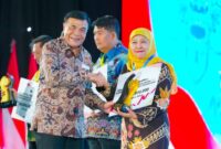 Jatim meraih penghargaan dan insentif Rp 3 Miliar usai tiga tahun berturut-turut berhasil menurunkan jumlah angka pengangguran. (Foto: Humas Pemprov Jatim)