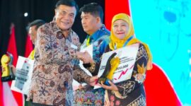 Jatim meraih penghargaan dan insentif Rp 3 Miliar usai tiga tahun berturut-turut berhasil menurunkan jumlah angka pengangguran. (Foto: Humas Pemprov Jatim)