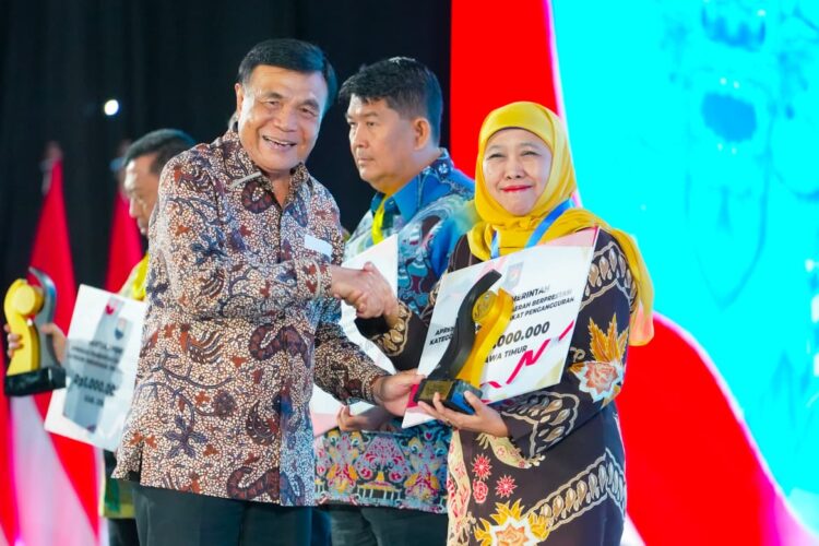 Jatim meraih penghargaan dan insentif Rp 3 Miliar usai tiga tahun berturut-turut berhasil menurunkan jumlah angka pengangguran. (Foto: Humas Pemprov Jatim)