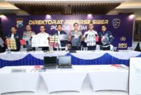 Petugas menunjukkan barang bukti kasus Love Scamming yang melibatkan WNA yang dibongkar oleh Polda Jatim. (Foto: Humas Polda Jatim)