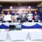 Petugas menunjukkan barang bukti kasus Love Scamming yang melibatkan WNA yang dibongkar oleh Polda Jatim. (Foto: Humas Polda Jatim)