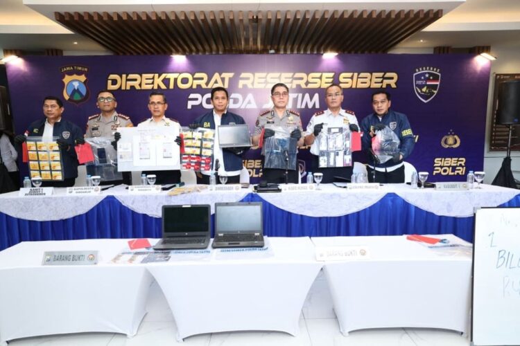 Petugas menunjukkan barang bukti kasus Love Scamming yang melibatkan WNA yang dibongkar oleh Polda Jatim. (Foto: Humas Polda Jatim)