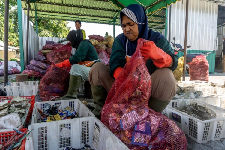 Proses pemilahan sampah di Surabaya/dok.Diskominfo Surabaya