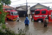 Mobil Pemadam dikerahkan untuk menyedot banjir yang terjadi di Surabaya. (Foto: dok)