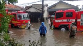 Mobil Pemadam dikerahkan untuk menyedot banjir yang terjadi di Surabaya. (Foto: dok)