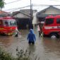 Mobil Pemadam dikerahkan untuk menyedot banjir yang terjadi di Surabaya. (Foto: dok)