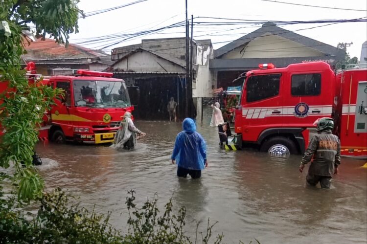 Mobil Pemadam dikerahkan untuk menyedot banjir yang terjadi di Surabaya. (Foto: dok)