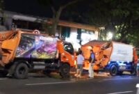 Dinas Lingkungan Hidup Surabaya menemukan banyak  truk sampah yang bocor sehingga air lindi mentes di jalan dan menimbulkan bau tidak sedap. (Foto: dok DLH)