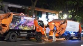 Dinas Lingkungan Hidup Surabaya menemukan banyak  truk sampah yang bocor sehingga air lindi mentes di jalan dan menimbulkan bau tidak sedap. (Foto: dok DLH)