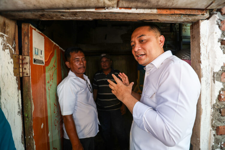 Wali Kota Eri Cahyadi tinjau kondisi rumah penerima Program Rutilahu/dok.Diskominfo Surabaya