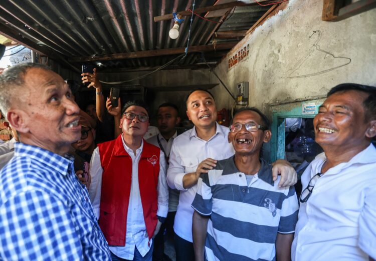 Wali Kota Eri Cahyadi tinjau kondisi rumah penerima Program Rutilahu/dok.Diskominfo Surabaya