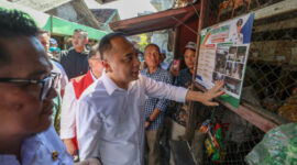 Wali Kota Eri Cahyadi tinjau kondisi rumah penerima Program Rutilahu/dok.Diskominfo Surabaya
