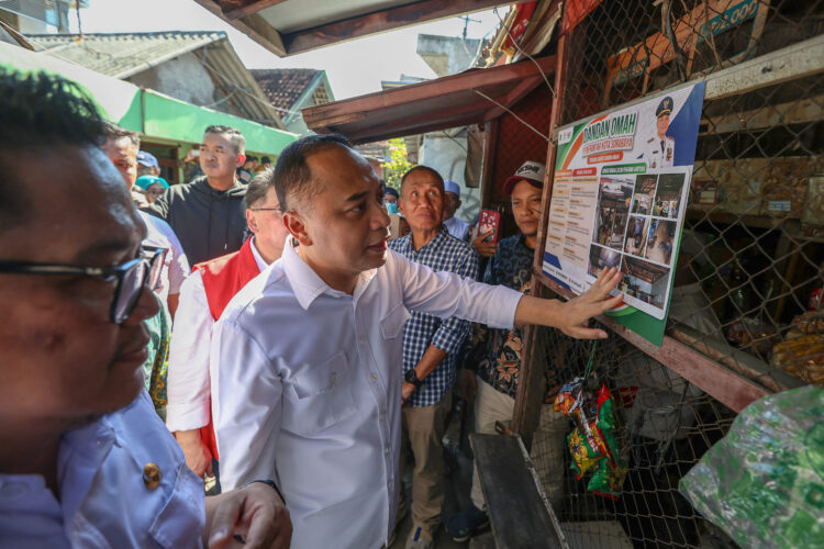 Wali Kota Eri Cahyadi tinjau kondisi rumah penerima Program Rutilahu/dok.Diskominfo Surabaya