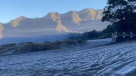 Hamparan pasir di Bromo tertutup upas atau embun es . (Foto: dok Camat Tosari, Kab Pasuruan)