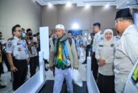 Gubernur Khofifah mengapresiasi kinerja semu apihak dalma Haji 2026. Apresiasi ini diungkapkan saat menyambut kedatangan kloter 1 Debarkasi Surabaya di Bandara Juanda