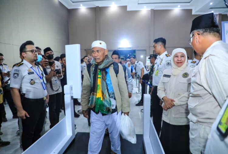 Gubernur Khofifah mengapresiasi kinerja semu apihak dalma Haji 2026. Apresiasi ini diungkapkan saat menyambut kedatangan kloter 1 Debarkasi Surabaya di Bandara Juanda