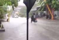 Wahan Waterpark baru di Surabaya saat terjadi hujan. Kawasan Ngagel Madya yang banjir parah akibat hujan sejak dini hari hingga pagi ini. (Foto: @aslisurabaya)
