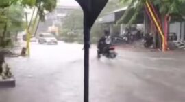 Wahan Waterpark baru di Surabaya saat terjadi hujan. Kawasan Ngagel Madya yang banjir parah akibat hujan sejak dini hari hingga pagi ini. (Foto: @aslisurabaya)