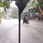 Wahan Waterpark baru di Surabaya saat terjadi hujan. Kawasan Ngagel Madya yang banjir parah akibat hujan sejak dini hari hingga pagi ini. (Foto: @aslisurabaya)