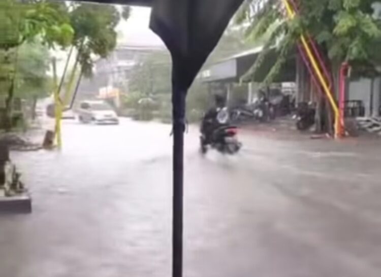 Wahan Waterpark baru di Surabaya saat terjadi hujan. Kawasan Ngagel Madya yang banjir parah akibat hujan sejak dini hari hingga pagi ini. (Foto: @aslisurabaya)