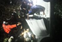 Diduga pengemudi dibawah pengaruh alkohol, mobil Brio putih yang dikendarai bersama penumpang perempuan belum diketahui identitasnya terjun dari Viaduk gubeng pada Selasa (9/6) dini hari. (Foto: Command Center 112)