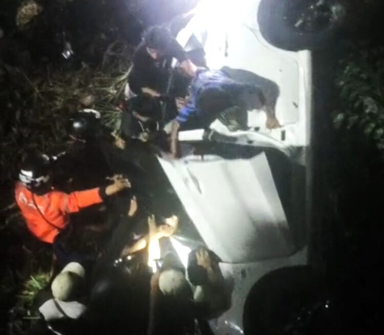Diduga pengemudi dibawah pengaruh alkohol, mobil Brio putih yang dikendarai bersama penumpang perempuan belum diketahui identitasnya terjun dari Viaduk gubeng pada Selasa (9/6) dini hari. (Foto: Command Center 112)