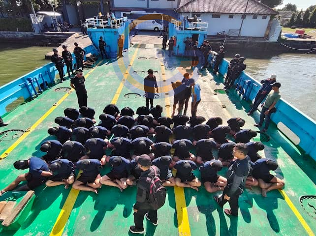 50 napi resiko tinggi di Lapas Klas I Surabaya di Porong dipindah ke Nusakambangan dengan pengawalan ketat dari Brimob. (Foto: Istimewa)