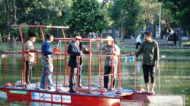 Rektor ITS Prof Dr (HC) Ir Bambang Pramujati ST MScEng PhD (berjas) bersama tim peneliti Kapal Pembersih Sampah Tanpa Awak melakukan uji coba kapal di danau Infinits ITS. (Foto: dok Humas ITS)