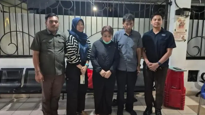 Satgas Siri Kejaksaan Agung bersama Tim Tangkap Buron (Tabur) Kejaksaan Tinggi Jawa Timur dan Kejaksaan Negeri Surabaya berhasil menangkap buron 14 tahun kasus penggelapan di kawasan Perumahan Elit Kertajaya, Surabaya. (Foto: Istimewa)