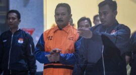 Wali Kota Madun non aktif Maidi bersama dua tersangka laiinya kasus dugaan korupsi  menjalani sidang perdana di Pengadilan Tipikor Surabaya hari ini. (Foto: dok/bicarasurabaya)