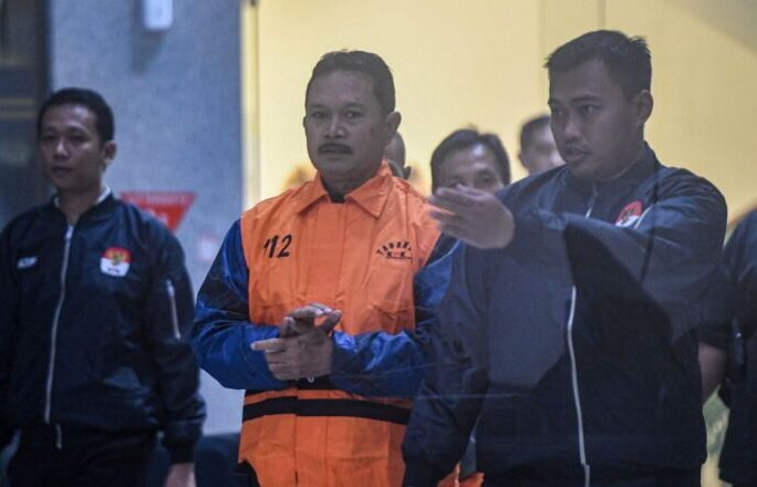 Wali Kota Madun non aktif Maidi bersama dua tersangka laiinya kasus dugaan korupsi  menjalani sidang perdana di Pengadilan Tipikor Surabaya hari ini. (Foto: dok/bicarasurabaya)