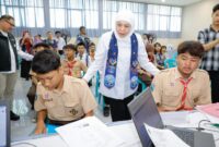  SPMB di Jawa Timur, Khofifah memastikan berjalan lancar dan tertib serta tidak ada antrean verifikasi. (Foto: Humas Pemprov Jatim)