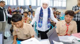  SPMB di Jawa Timur, Khofifah memastikan berjalan lancar dan tertib serta tidak ada antrean verifikasi. (Foto: Humas Pemprov Jatim)
