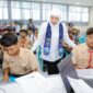  SPMB di Jawa Timur, Khofifah memastikan berjalan lancar dan tertib serta tidak ada antrean verifikasi. (Foto: Humas Pemprov Jatim)