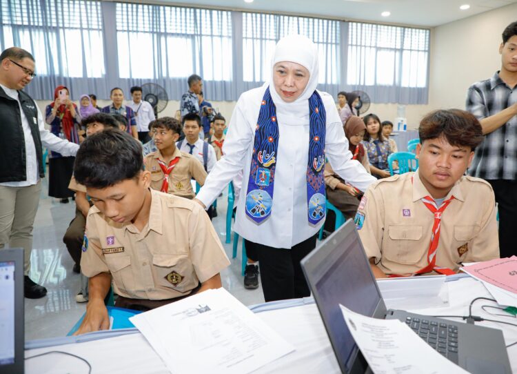  SPMB di Jawa Timur, Khofifah memastikan berjalan lancar dan tertib serta tidak ada antrean verifikasi. (Foto: Humas Pemprov Jatim)