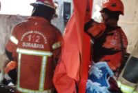 Petugas mengevakuasi jenazah balita yang terbakar dirumahnya di lantai 2. (Foto: Command Center 112)