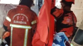 Petugas mengevakuasi jenazah balita yang terbakar dirumahnya di lantai 2. (Foto: Command Center 112)