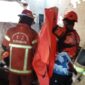 Petugas mengevakuasi jenazah balita yang terbakar dirumahnya di lantai 2. (Foto: Command Center 112)
