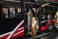 Banyaknya keluhan pengguna Suroboyo Bus dan Wira Wiri cara mengemudi yang ugal ugalan membuat Dishub melakukan evaluasi hingga pemecatan. (Foto: Humas Diskominfo Surabaya)