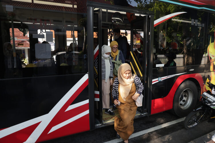 Banyaknya keluhan pengguna Suroboyo Bus dan Wira Wiri cara mengemudi yang ugal ugalan membuat Dishub melakukan evaluasi hingga pemecatan. (Foto: Humas Diskominfo Surabaya)